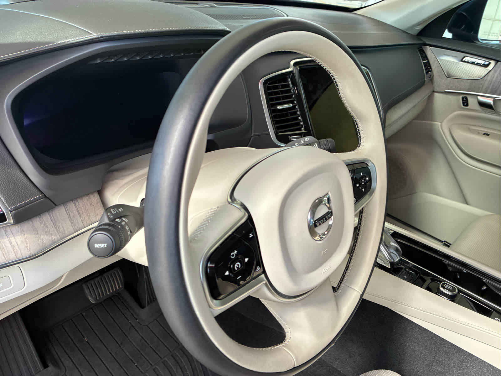2025 Volvo XC90 Ultra - Photo 6